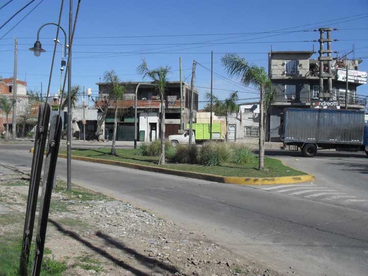 PLAZOLETA EN YRIGOYEN Y AVELLANEDA